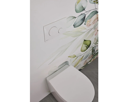 Wand-WC mit Betätigungsplatte und floraler Tapete