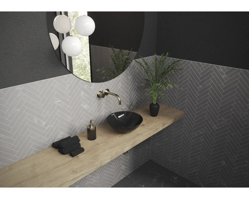 Modernes Badezimmer mit Spiegel, Waschtisch, Armatur, Handtüchern und Pflanze