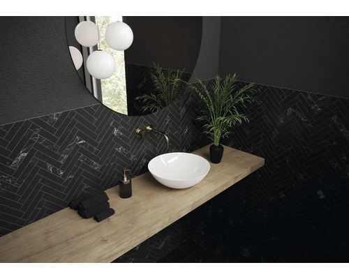 Badezimmer mit Waschtisch, Aufsatzwaschbecken, Spiegel und Wandfliesen im Fischgrätmuster