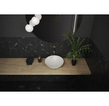 Modernes Badezimmer mit Aufsatzwaschbecken, Holzarbeitsplatte und dunklen Fischgrätenfliesen.