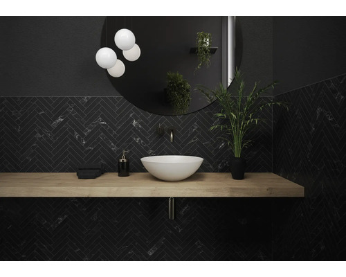 Modernes Badezimmer mit dunklen Fliesen, Aufsatzwaschbecken und Holzarbeitsplatte