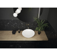 Modernes Badezimmer mit Aufsatzwaschbecken, Spiegel und dunklen Marmorfliesen