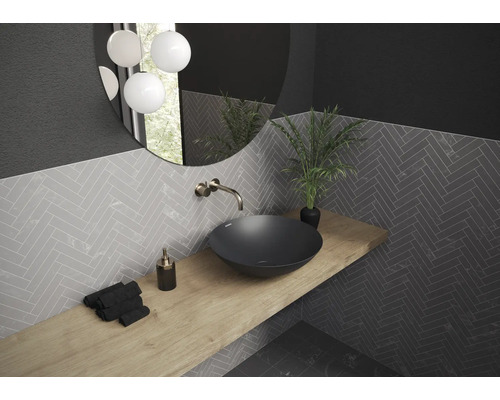 Modernes Badezimmer mit Aufsatzwaschbecken, Spiegel und Wandfliesen in Fischgrätmuster