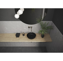 Modernes Badezimmer mit Waschbecken, Spiegel und Holzablage