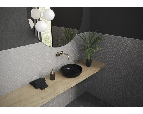 Modernes Badezimmer mit schwarzem Waschbecken, Holztisch und Wandfliesen im Fischgrätenmuster