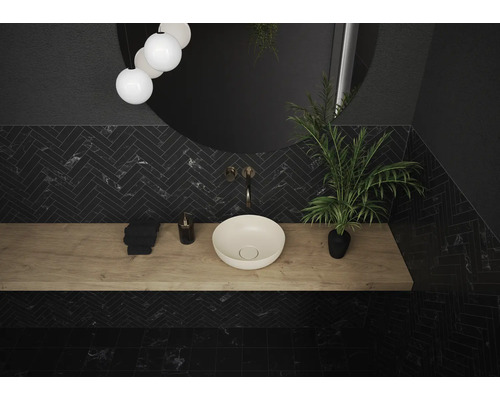 Modernes Badezimmer mit schwarzem Marmorboden, Waschtisch mit Aufsatzwaschbecken und Spiegel