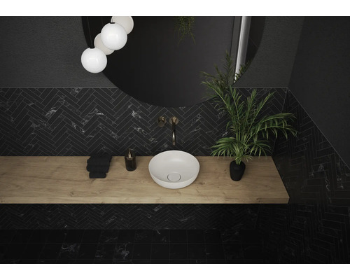 Modernes Badezimmer mit dunklen Fliesen, Holzwaschtisch und Aufsatzwaschbecken