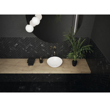Modernes Badezimmer mit schwarzem Fischgrätenmuster, Holztischplatte und rundem Waschbecken