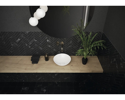 Modernes Badezimmer mit schwarzem Fischgrätenmuster, Holztischplatte und rundem Waschbecken