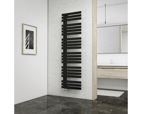 Badezimmer mit schwarzem Handtuchwärmer an der Wand