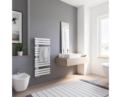 Badezimmer mit Handtuchwärmer, Waschtisch und Bidet