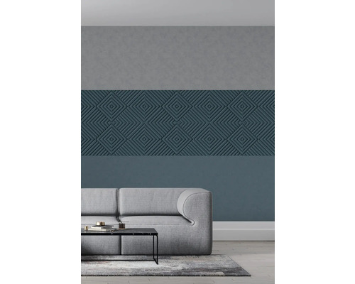 Wohnzimmer mit einer Wandpaneele mit geometrischem Muster über einem Sofa