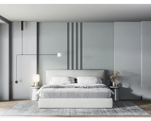 Schlafzimmer mit Doppelbett, Nachttischen und Wandleuchte