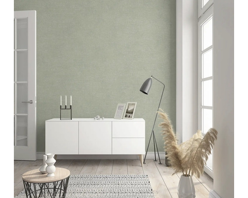 Wohnzimmer mit dekorativer Wandtapete, weißem Sideboard und Stehlampe.