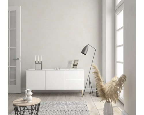 Wohnzimmer mit Kommode, Stehlampe, Dekoration und Teppich