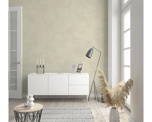 Modernes Wohnzimmer mit Kommode, Stehlampe und Textiltapete