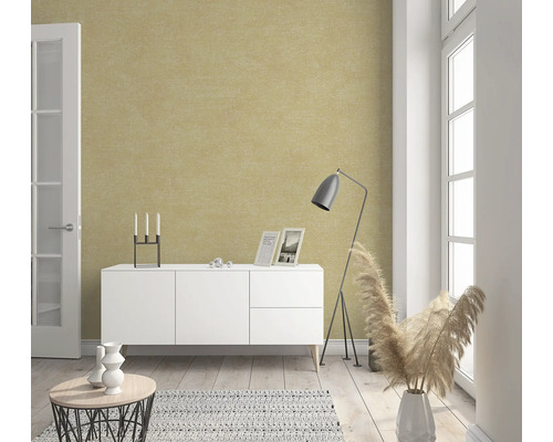 Wohnzimmer mit einer strukturierten Tapete, einem Sideboard, einer Stehlampe und dekorativen Elementen.