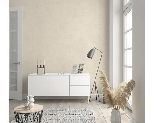 Heller Wohnraum mit Sideboard, Stehlampe, Dekoration und gemusterter Tapete