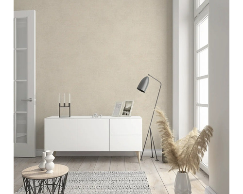 Wohnzimmer mit weißem Sideboard, Stehlampe und Dekoration