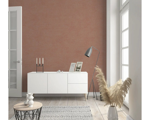 Wohnzimmer mit Kommode, Stehlampe, Dekoration und Tür