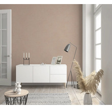 Heller Wohnraum mit Kommode, Stehlampe und Dekoration
