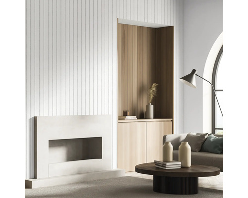 Heller Wohnraum mit Kamin, Holzelementen und runder Couchtisch.