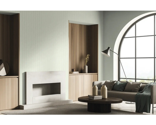 Wohnzimmer mit Kamin, Sofa, Stehlampe und großem Fenster