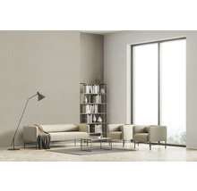 Modernes Wohnzimmer mit Sofa, Sesseln, Bücherregal und Stehlampe