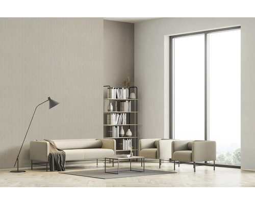 Modernes Wohnzimmer mit Sofa, Sesseln, Bücherregal und Stehlampe