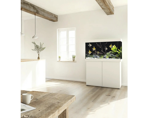 Modernes Wohnzimmer mit Aquarium und Unterschrank in heller Einrichtung