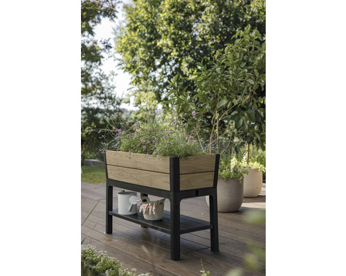 Hochbeet aus Holz und Metall mit Ablagefläche im Garten