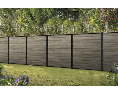 Gartenzaun aus Holzelementen mit Metallpfosten im Außenbereich