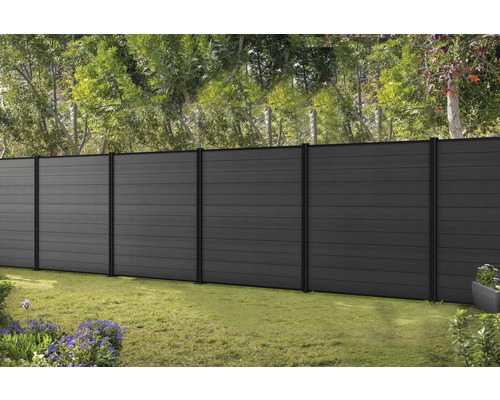 Gartenansicht mit Zaun aus WPC Elementen