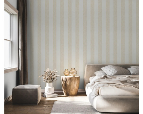 Schlafzimmer mit gestreifter Tapete, Bett, Beistelltisch aus Holz und Fenster mit Vorhang