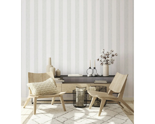 Wohnzimmer mit gestreifter Tapete, Holzsessel und dekorativen Accessoires