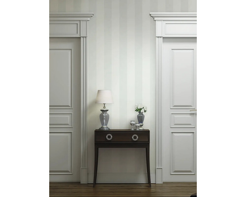 Elegante Inneneinrichtung mit zwei Türen, Konsole, Tischlampe und Dekoration