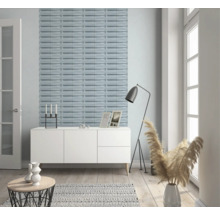 Wohnzimmer mit Wandpaneelen, Kommode, Stehlampe und Dekoration