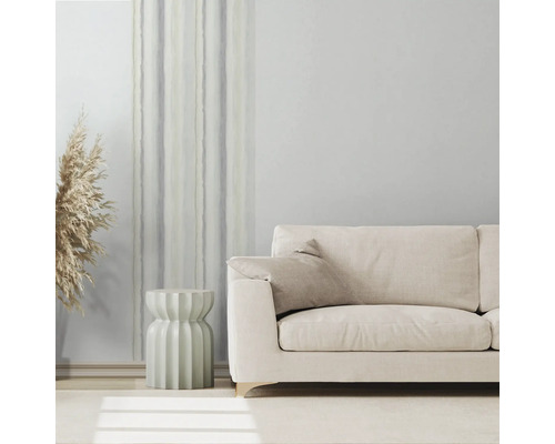 Wohnzimmer mit Sofa, Beistelltisch und dekorativem Vorhang für ein helles, modernes Ambiente.