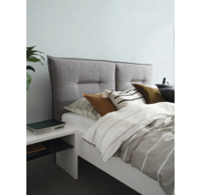 Bett mit gepolstertem Kopfteil, Bettwäsche und Nachttisch