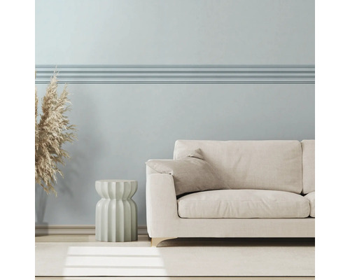 Helles Wohnzimmer mit Sofa, Beistelltisch und Dekoration