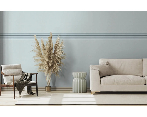 Helles Wohnzimmer mit Sessel, Sofa und Ziergras