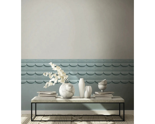 Dekoratives Wohnzimmer mit Wandpaneelen, Vasen und Tisch