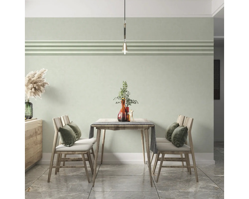 Heller Speiseraum mit Holztisch, Stühlen und dekorativen Elementen