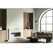 Wohnzimmer mit Kamin, Sofa, Stehlampe und grossem Fenster