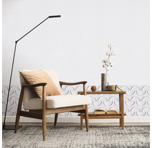 Wohnzimmer mit Sessel, Stehlampe und Beistelltisch