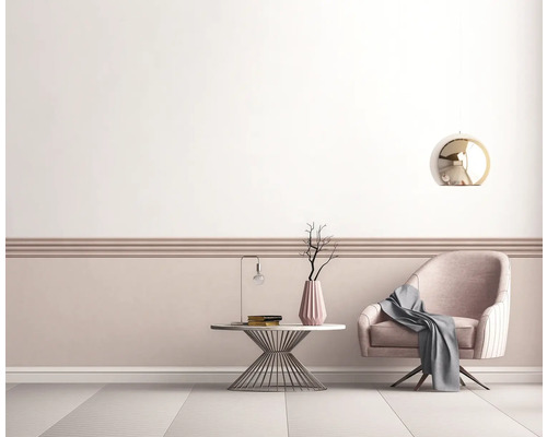 Wohnzimmer mit Sessel, Tisch, Lampe und Dekoration