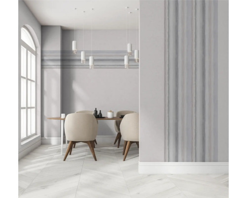 Esszimmer mit Esstisch, Stühlen und gestreifter Tapete