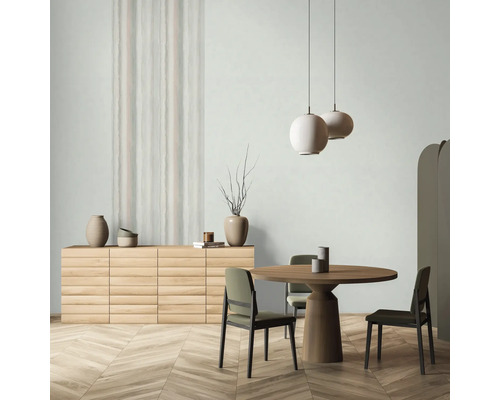 Esszimmer mit Esstisch, Stühlen, Sideboard und Pendelleuchten in einem hellen, modernen Design.