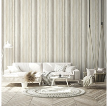 Wohnzimmer mit Tapete mit Streifenmuster, Sofa und Hängesessel