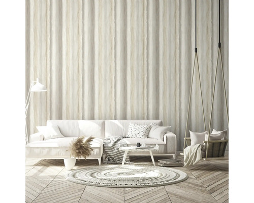 Wohnzimmer mit Tapete mit Streifenmuster, Sofa und Hängesessel